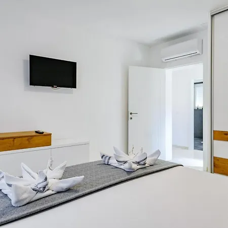 Luxury Stone With Pool - * Brisevo