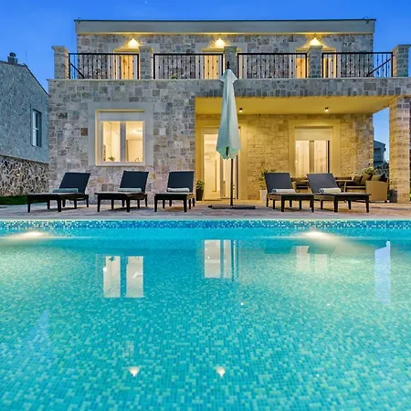 Villa Luxury Stone With Pool - Briševo