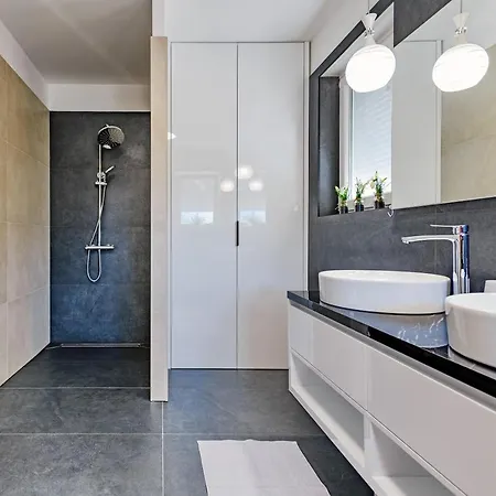 Luxury Stone With Pool - *