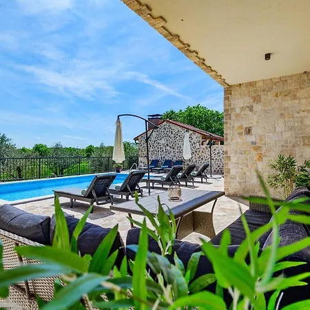 Luxury Stone With Pool - Brisevo