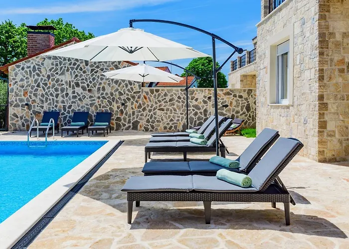 Luxury Stone With Pool - *