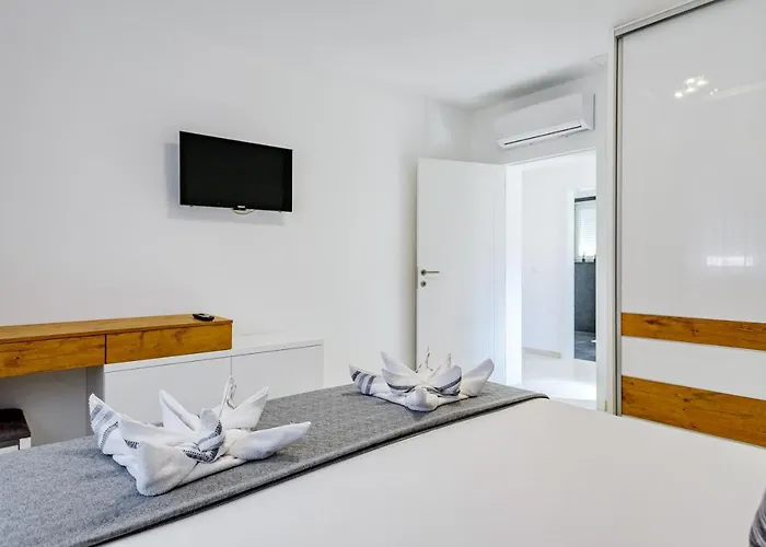 Luxury Stone With Pool - * Briševo