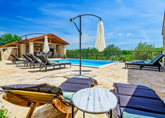 Villa Luxury Stone With Pool -