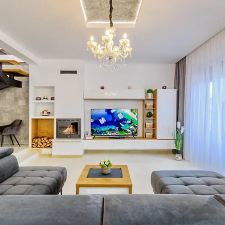 Luxury Stone With Pool - וילה