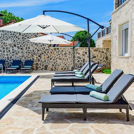 Luxury Stone With Pool - *