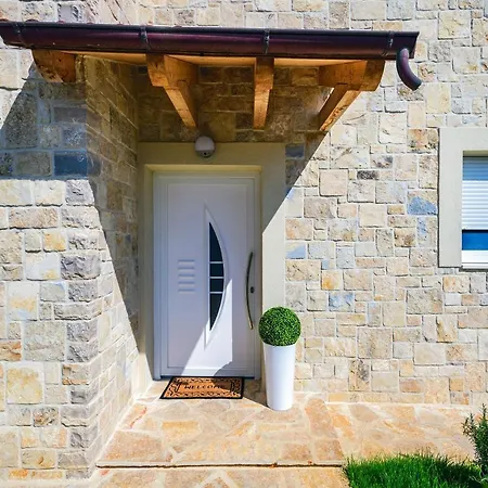 Luxury Stone With Pool - *