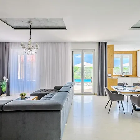 Villa Luxury Stone With Pool -