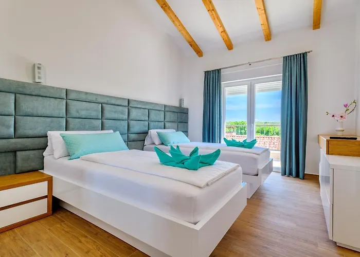 Luxury Stone With Pool - Vila Brisevo