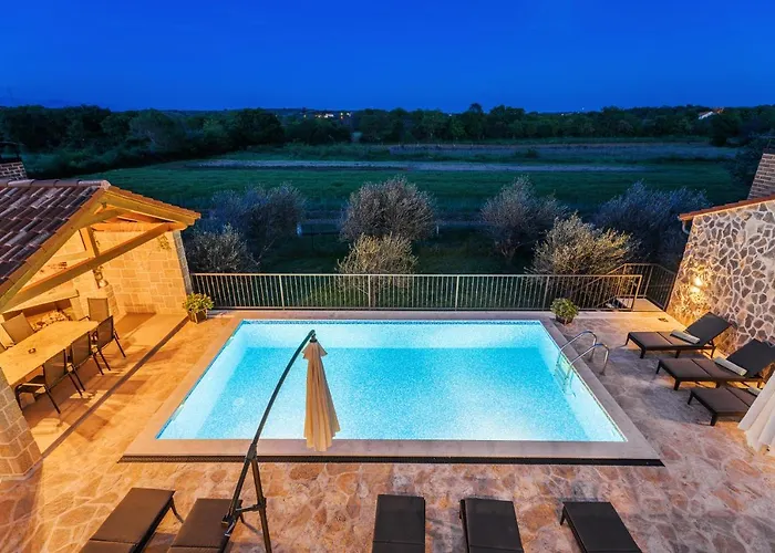别墅 Luxury Stone With Pool - Brisevo