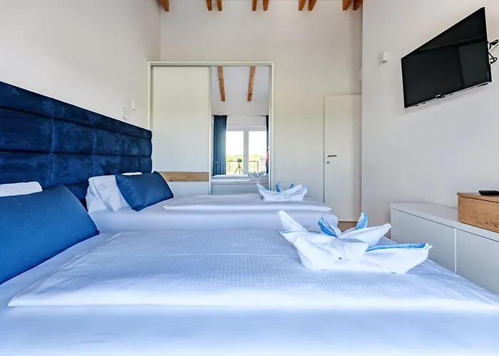 Vila Luxury Stone With Pool - Brisevo