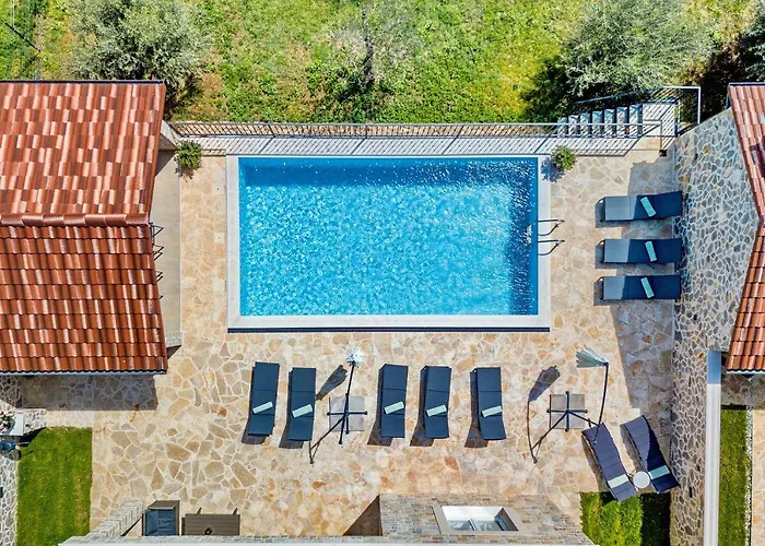 Vila Luxury Stone With Pool - Brisevo